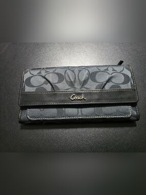 Perfect Condition COACH ASHLEY BLACK Leather 12 Card Trifold Large Wallet